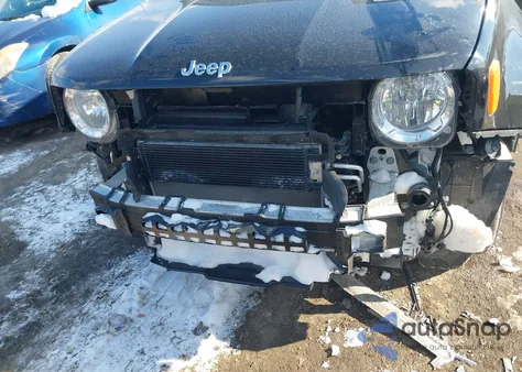 2022 Jeep Renegade Latitude 4X4 из США, поврежденный, VIN ZACNJDB19NPN65667